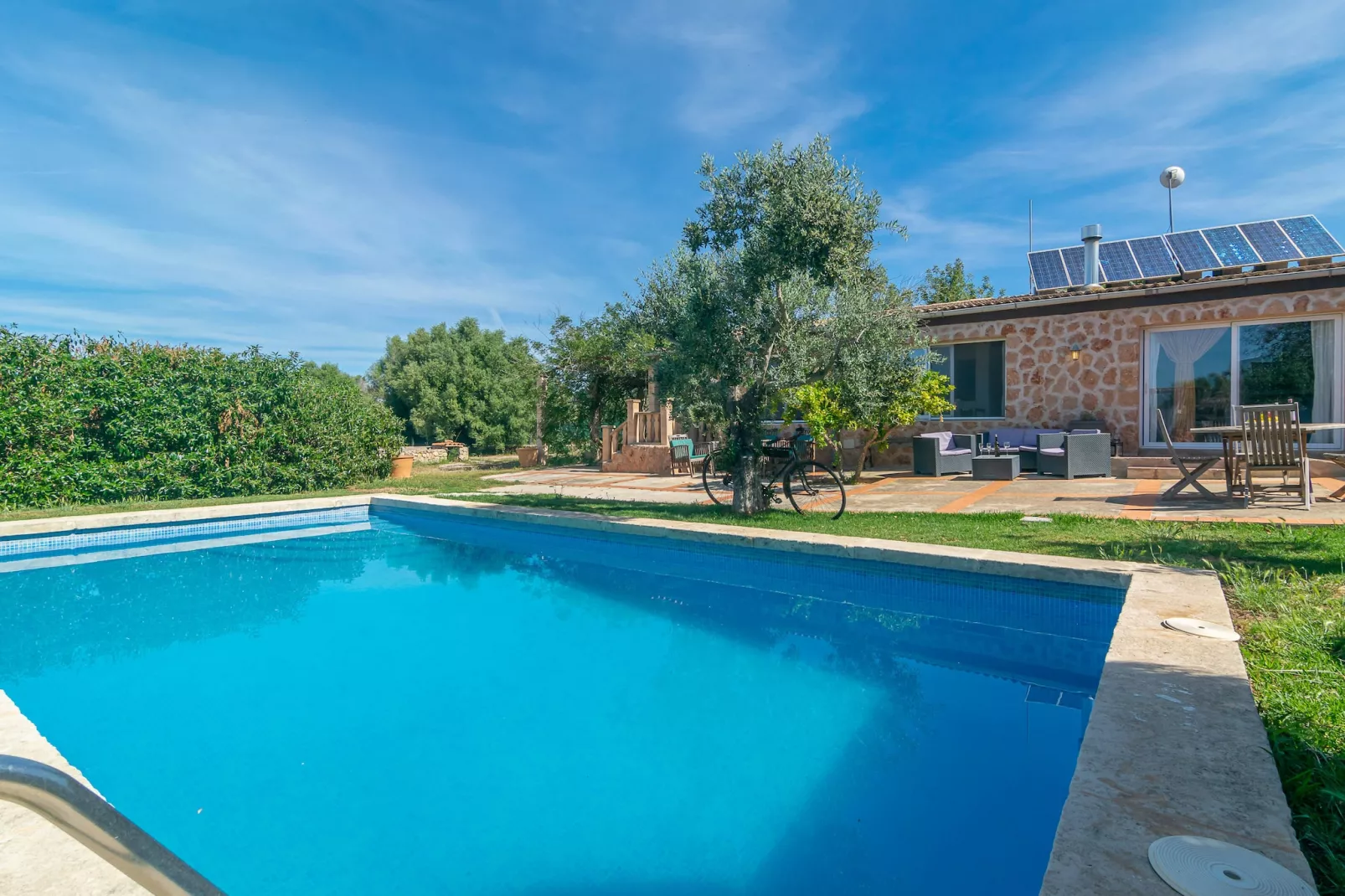 Son Blau-Pool