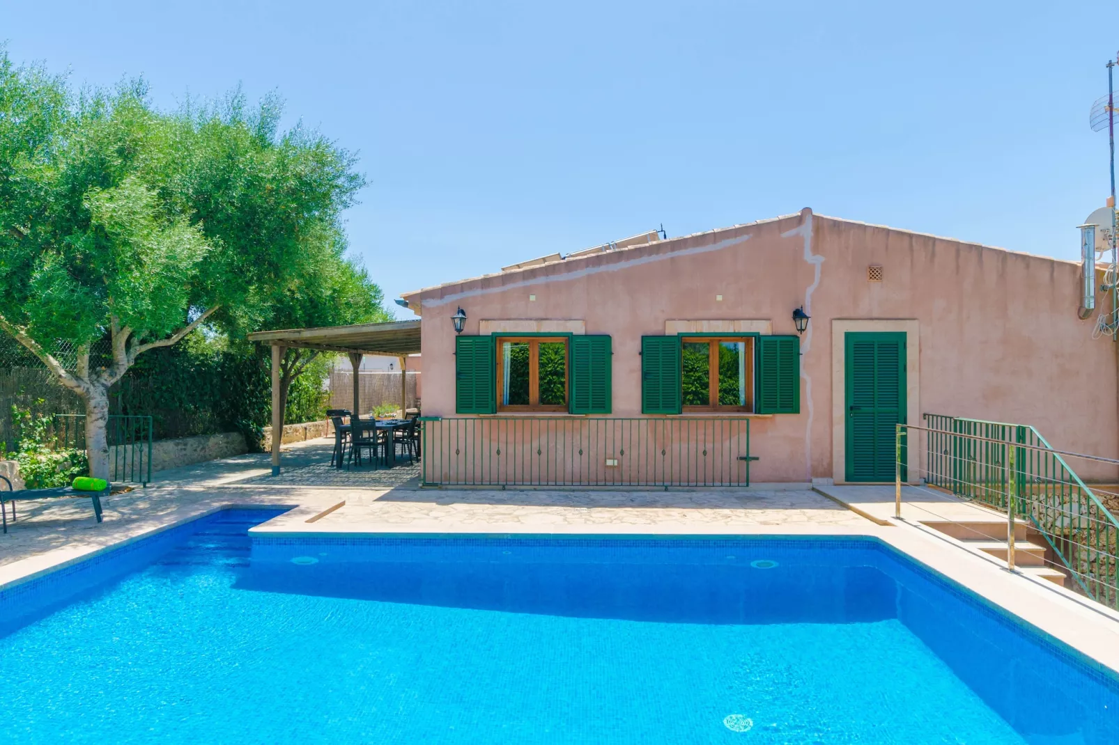 Son Frau-Exterior summer