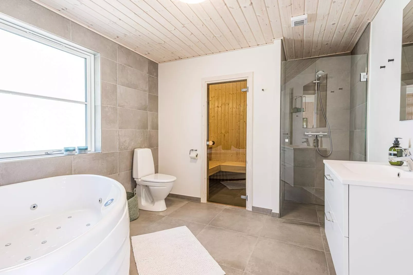 Luxurioses Strandhaus in Henne -- By Traum Ferienwohnungen-Wellnessbereich