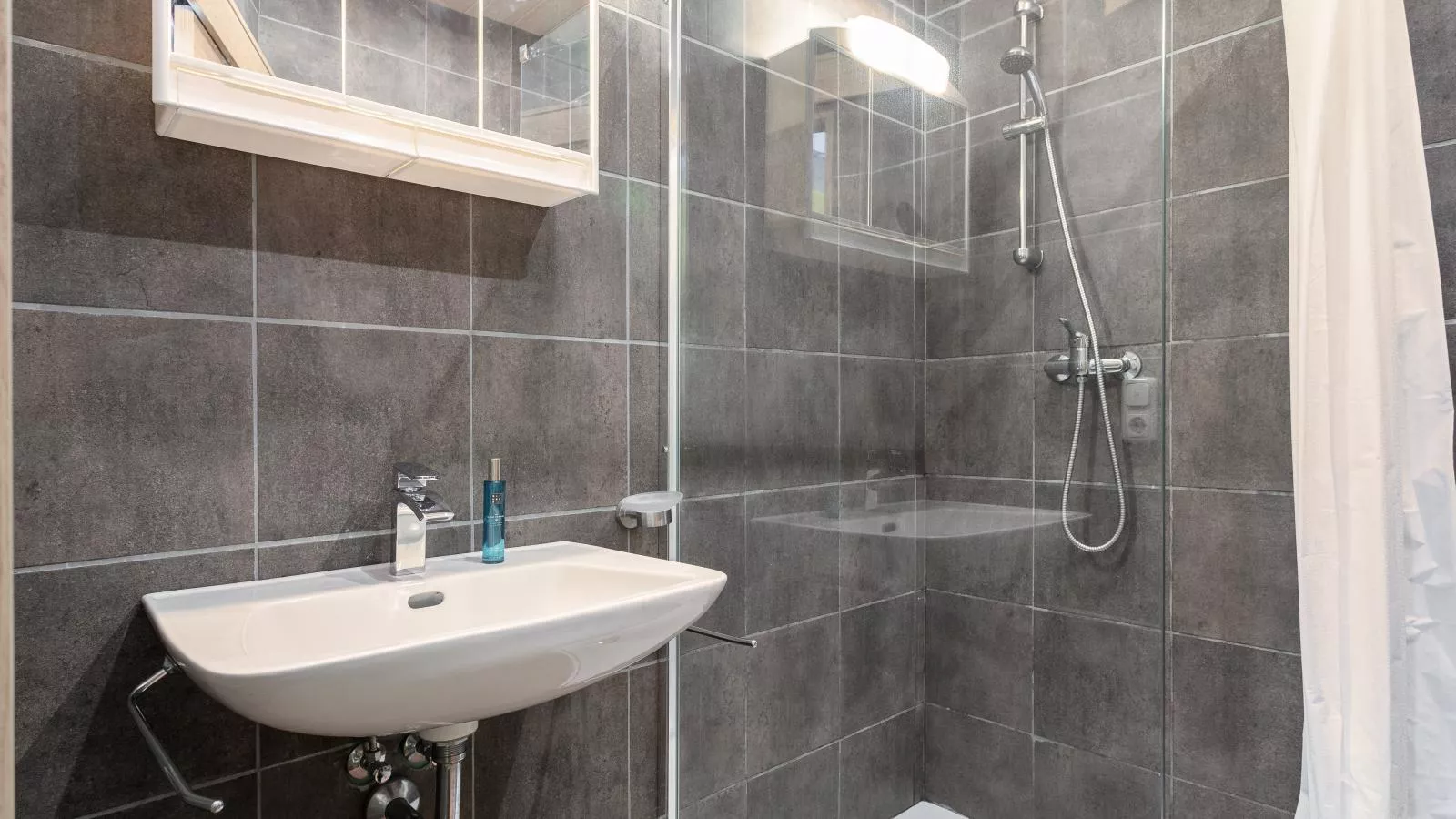 Schweizerhof Edelweiß-Bathroom