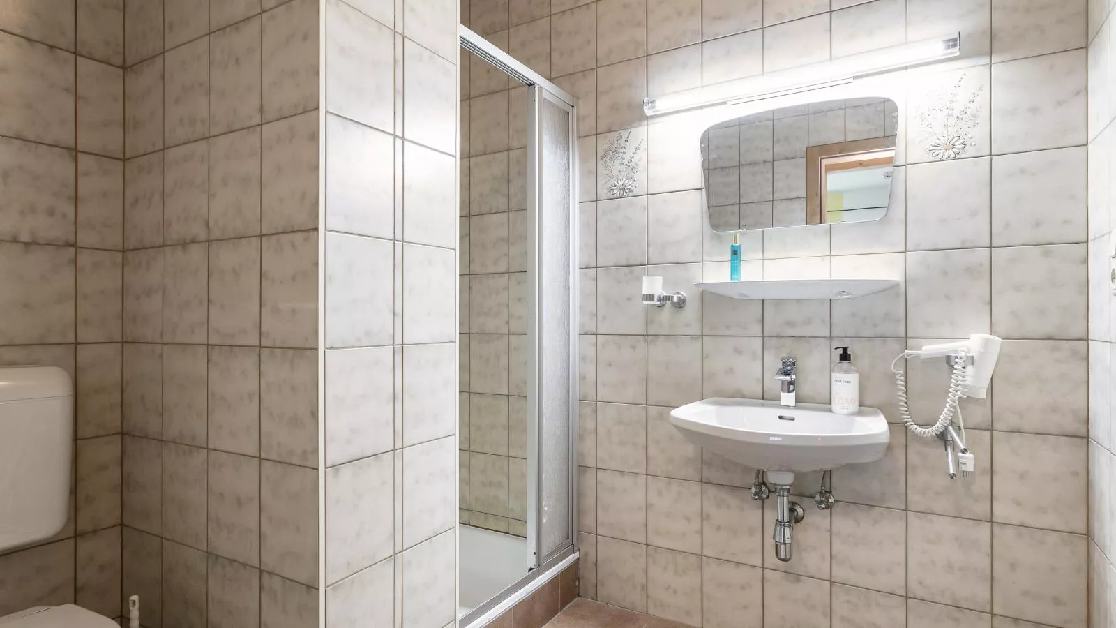 Schweizerhof Enzian-Bathroom