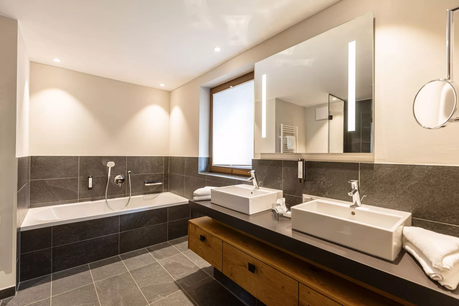 Bergresort Zugspitze Ehrwald 04-Bathroom