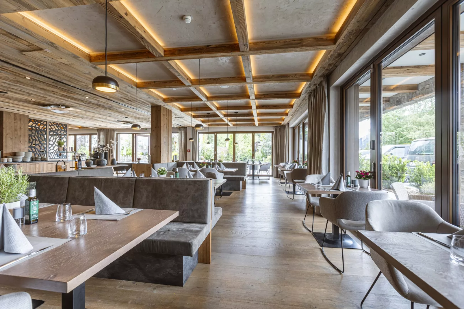 Bergresort Zugspitze Ehrwald 01-Dining room
