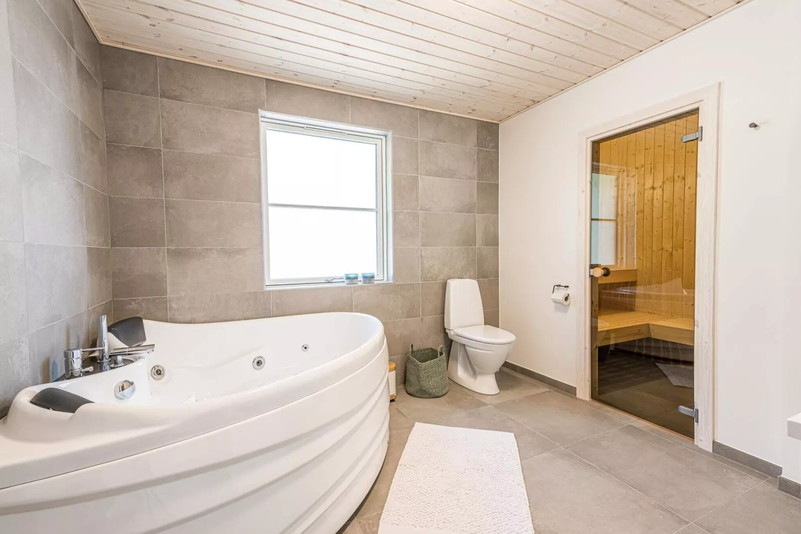 Luxurioses Strandhaus in Henne -- By Traum Ferienwohnungen-Wellnessbereich