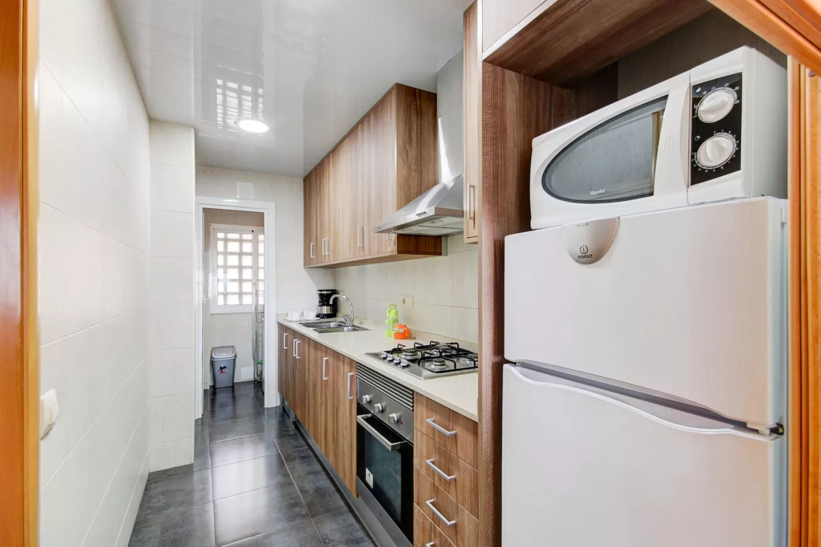 RESIDENCE DE LA PLAGE BJS 3 Roses-Kitchen