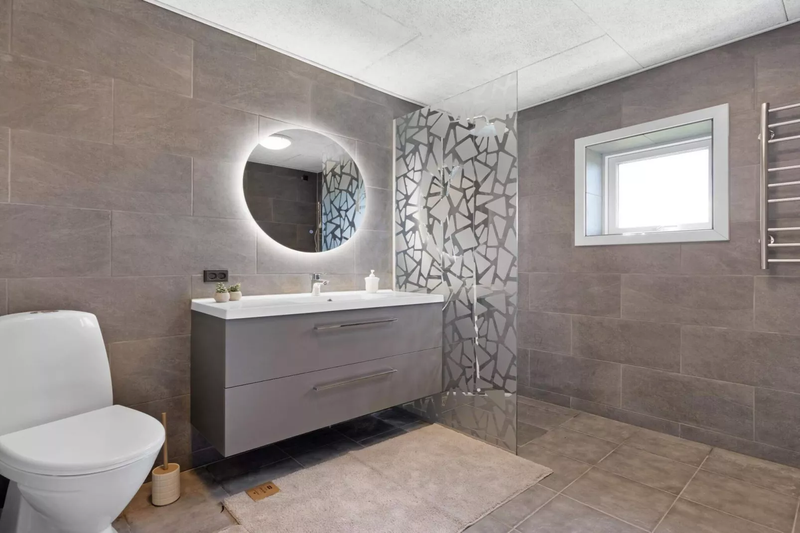 Coastal Charm: Cozy Holiday Home in Lokken-Indoor