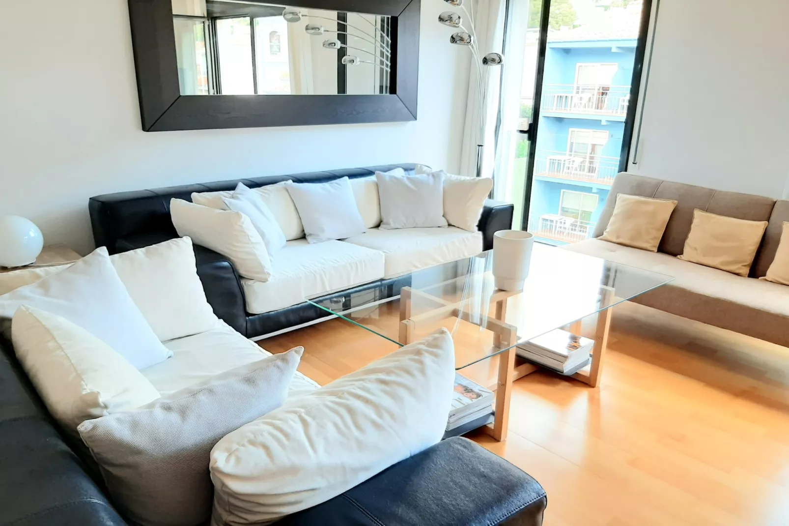 ESGLESIA 7-Living room