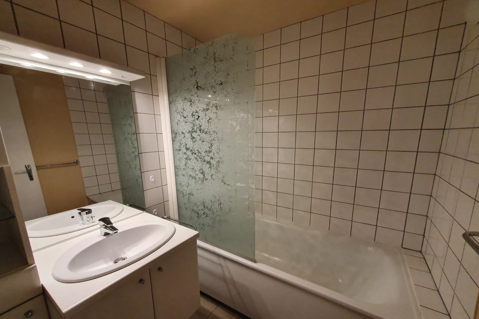 3300 N°20 - 2P6-Bathroom
