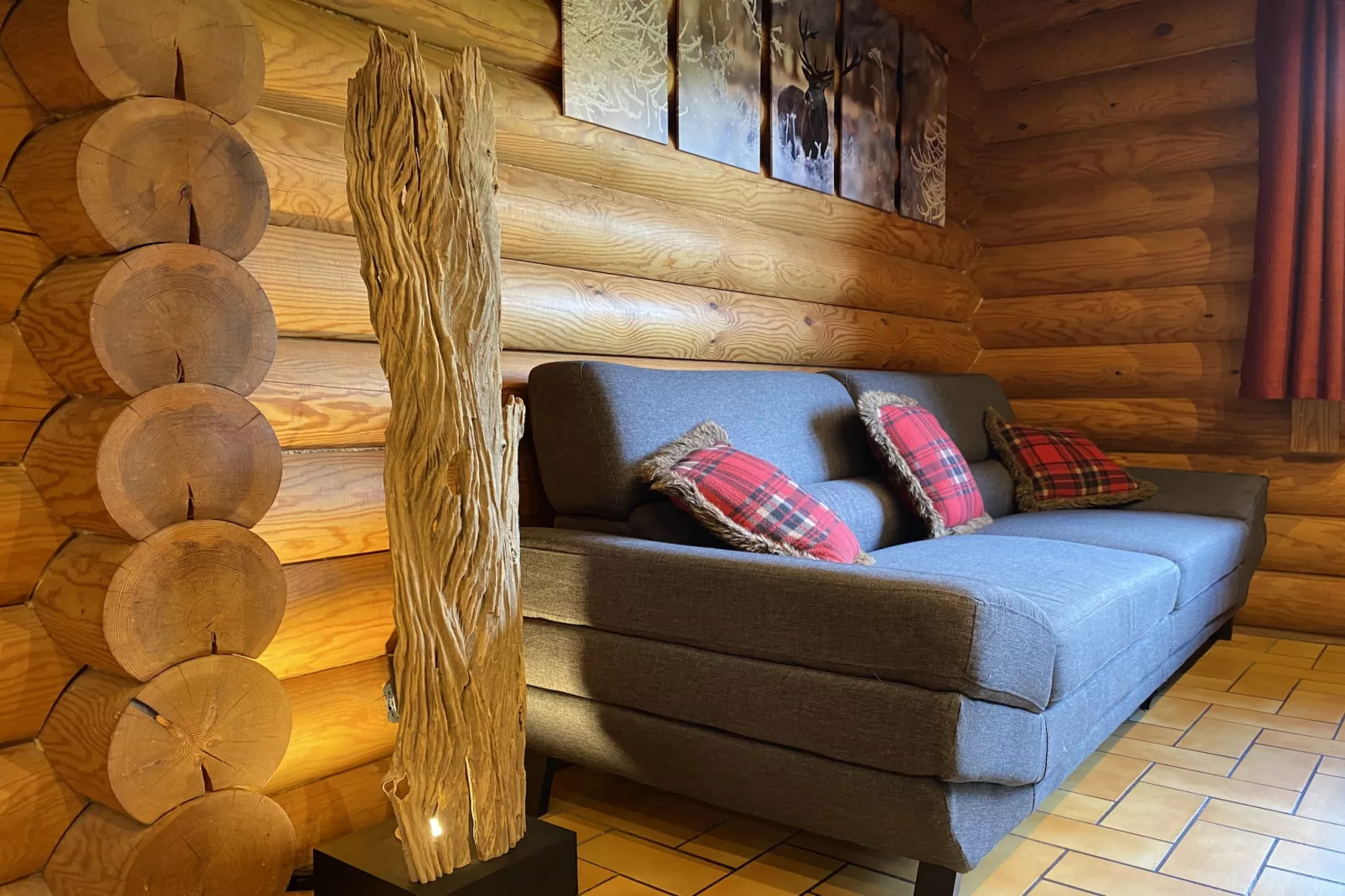 LE GRAND CERF  Chalet en rondins avec SPA Jacuzzi-Wohnzimmer