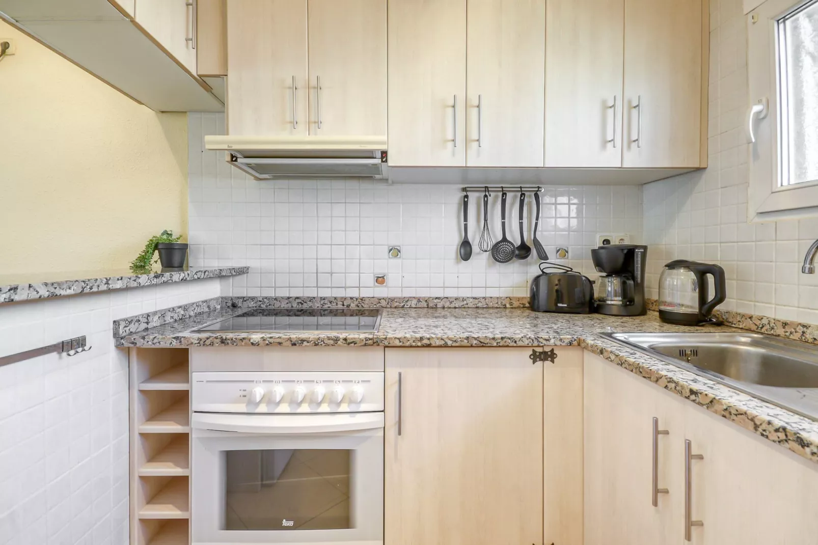 PORT PETIT 10 + Amarre de 3X7 - Immo B-Kitchen