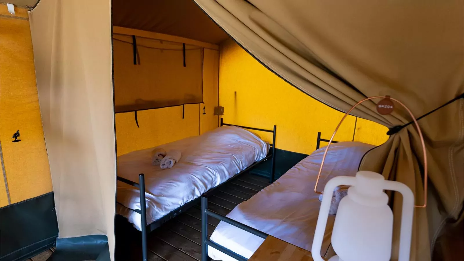 Safaritent in Heeg-Bedroom