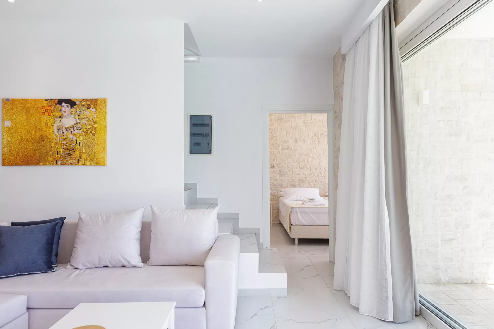 Mythos 1-Salon