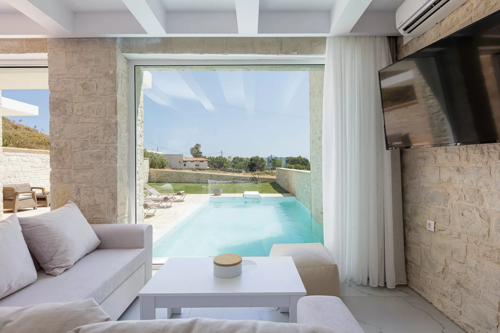 Mythos 2-Living room