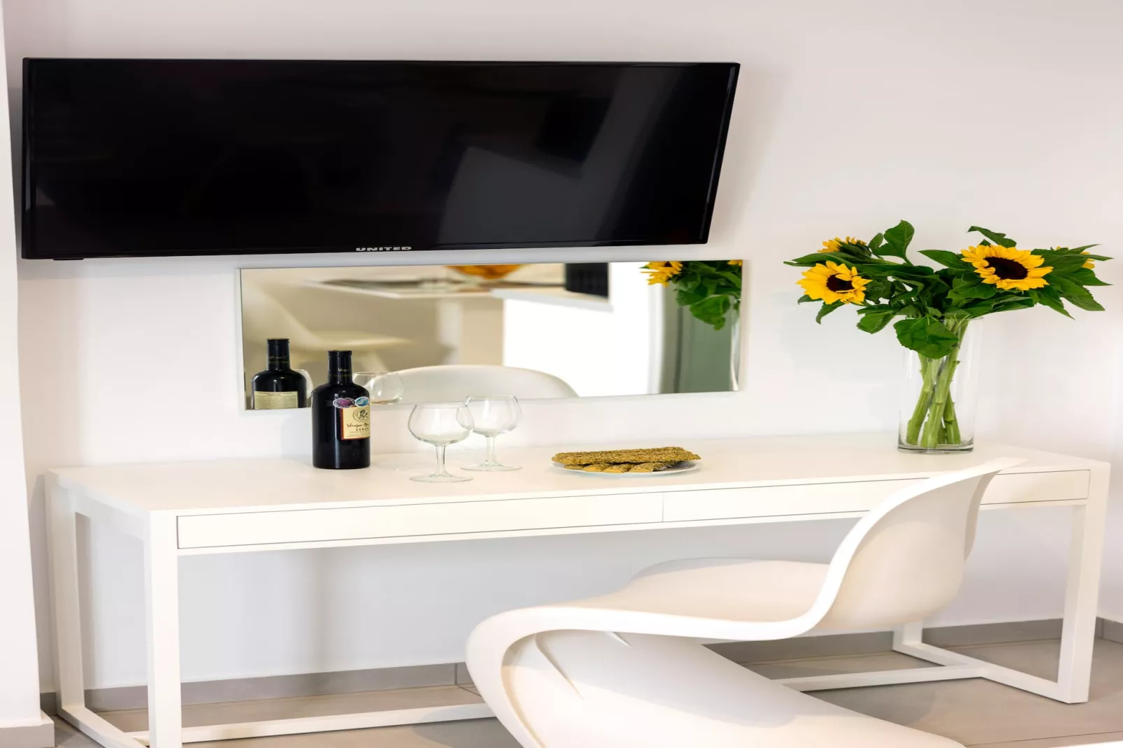Creta Sun, 101 Studio City View-Living room
