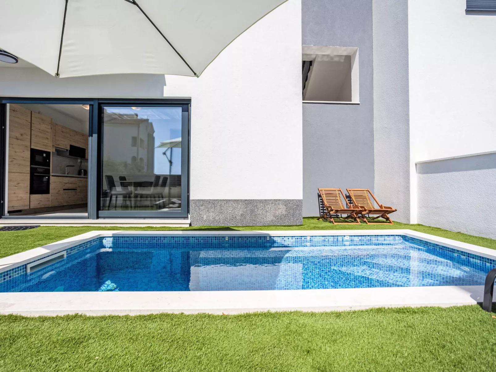 Sunny Pool-Dedans