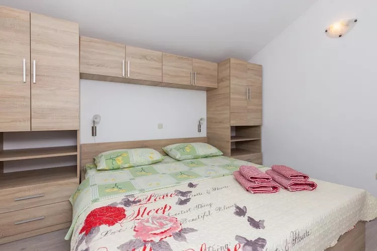 Apartments Memunić - One Bedroom Apartment with Balcony and Sea View (CRVENI)-Bedroom