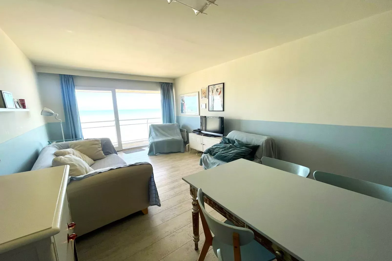 DARWIN2 0803/ D8-Living room