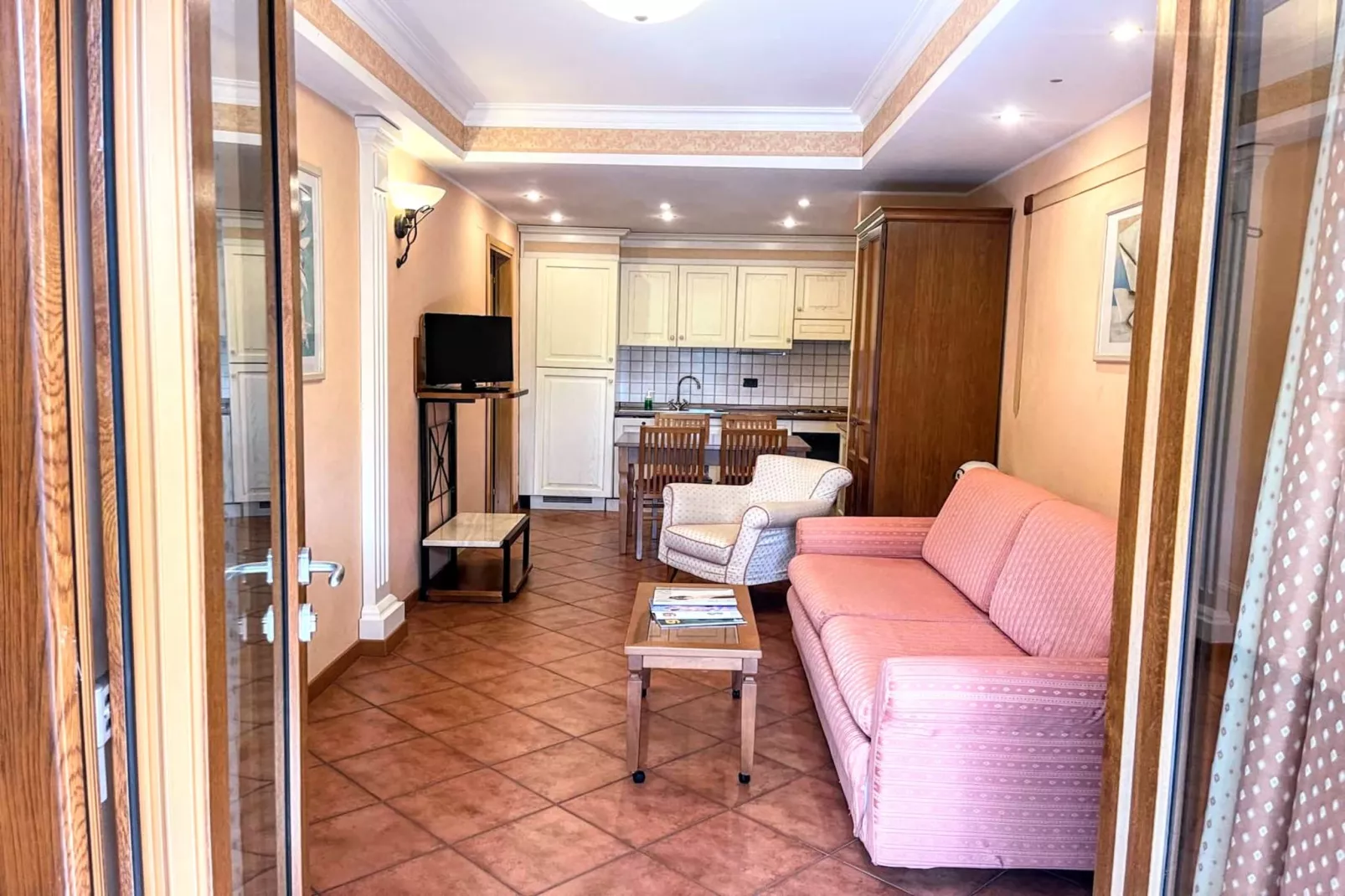 Bilocale vista giardino 105-Living room