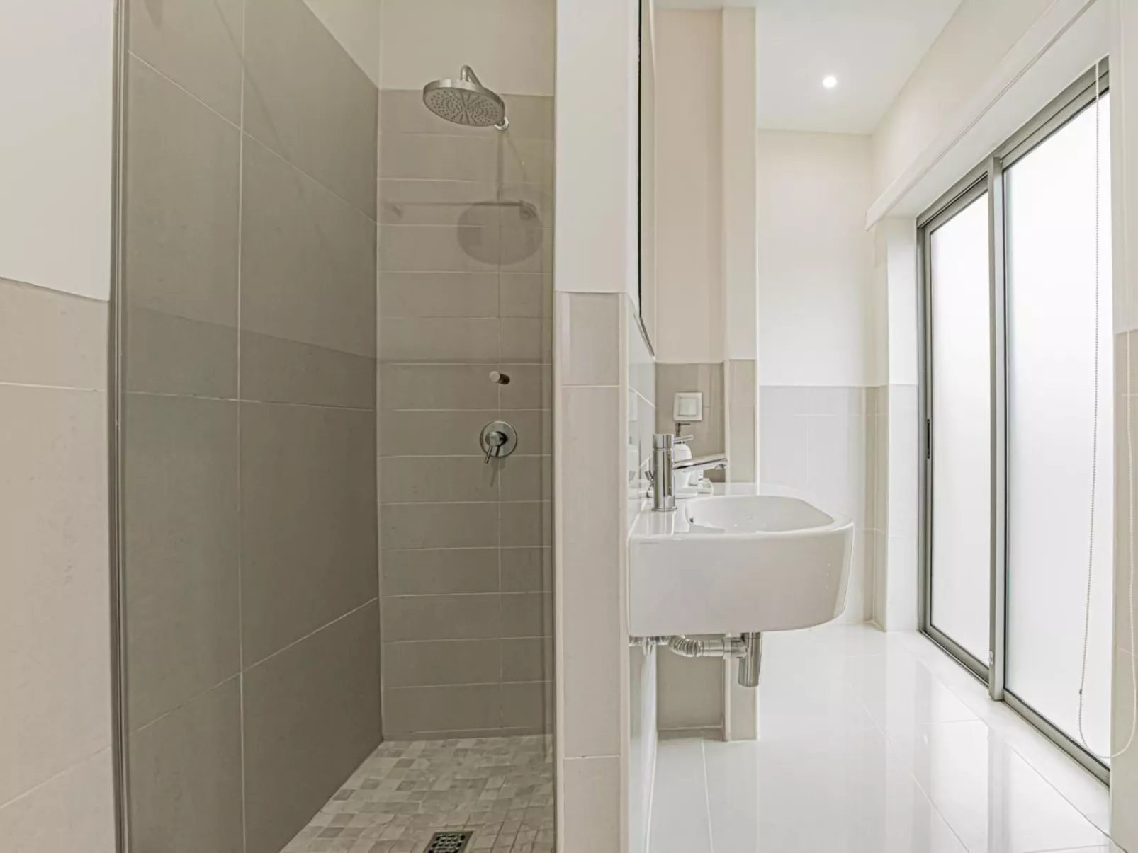 Pine Hills Reva Santuary Modern Elegance-Inside