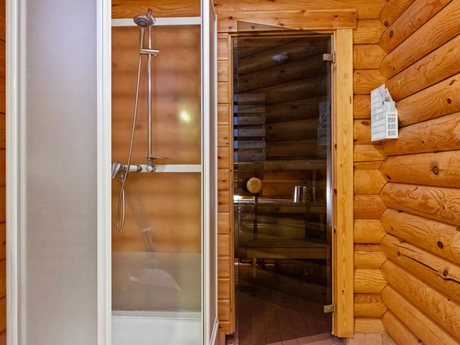 Kilpolan orvokki, pauliina ja karoliina-Inside