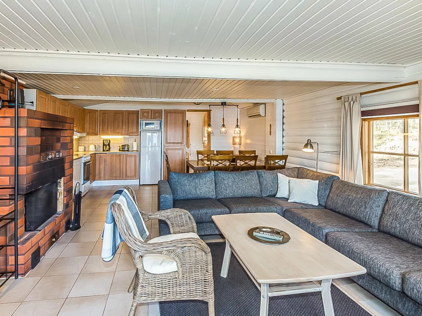 Beach 2 / 5664-Inside