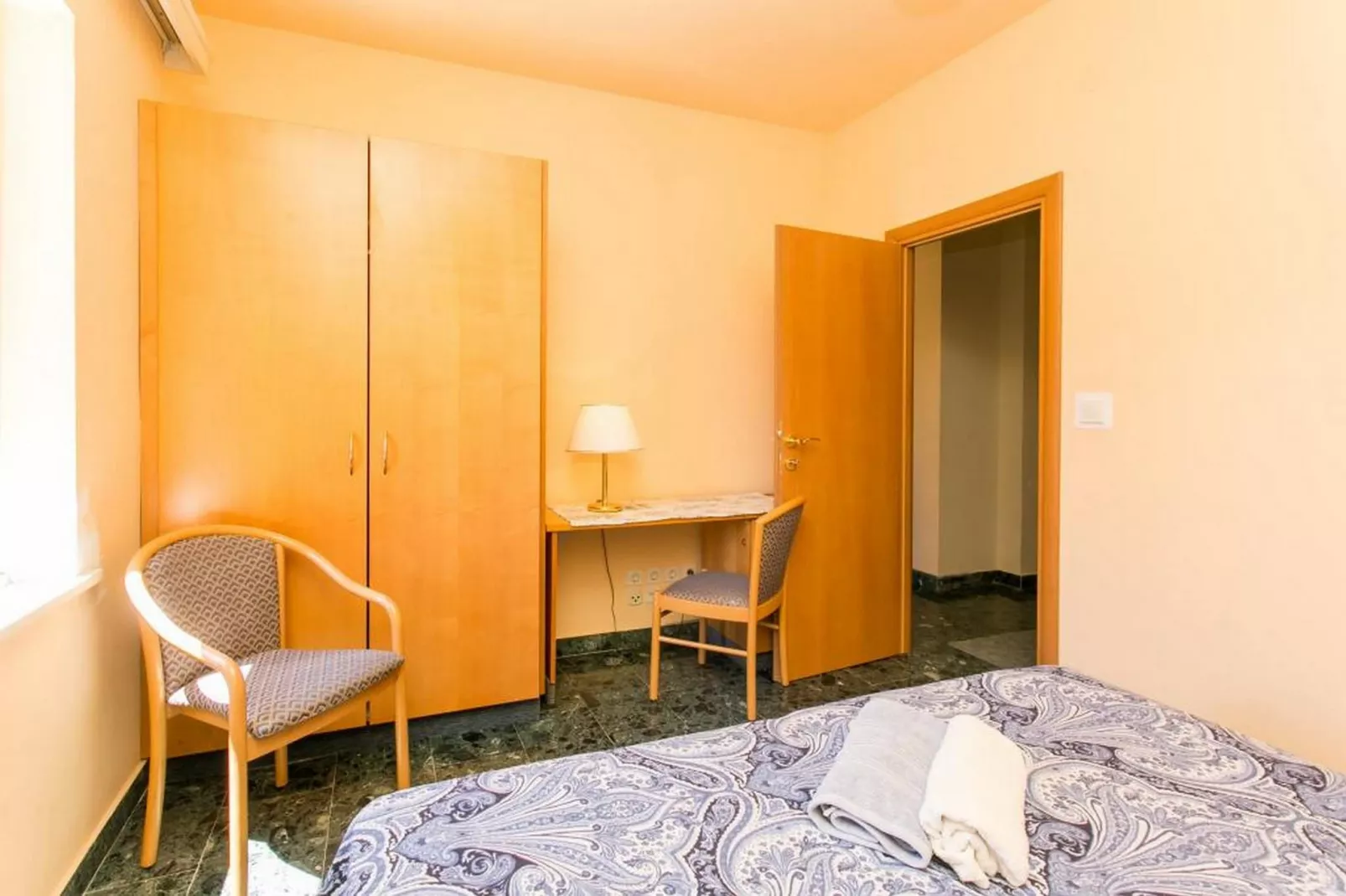 Apartments Elelu - Two-Bedroom Apartment with Terrace-Chambre