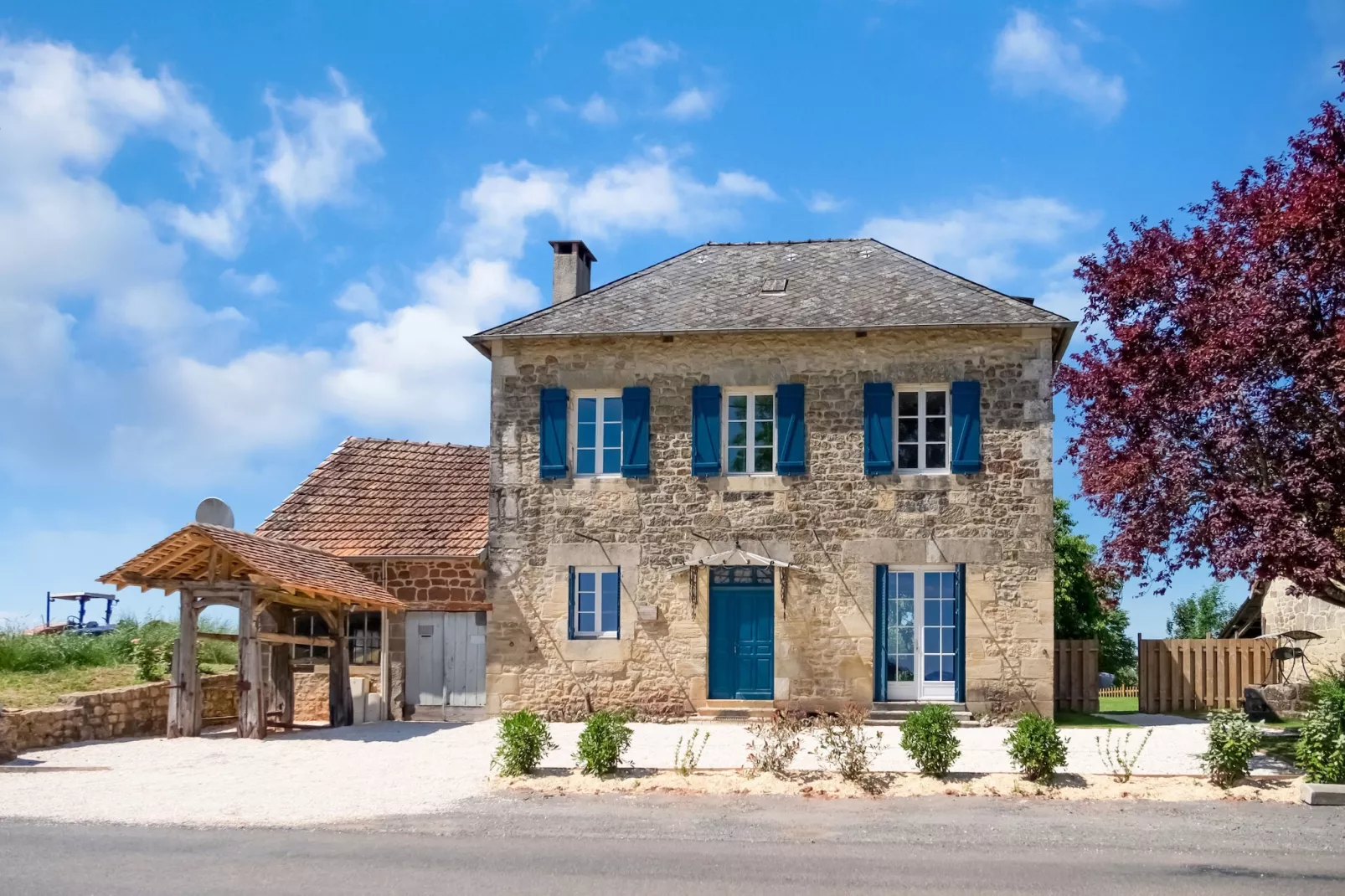 Maison de charme avec piscine à Coubejours-Exterior summer