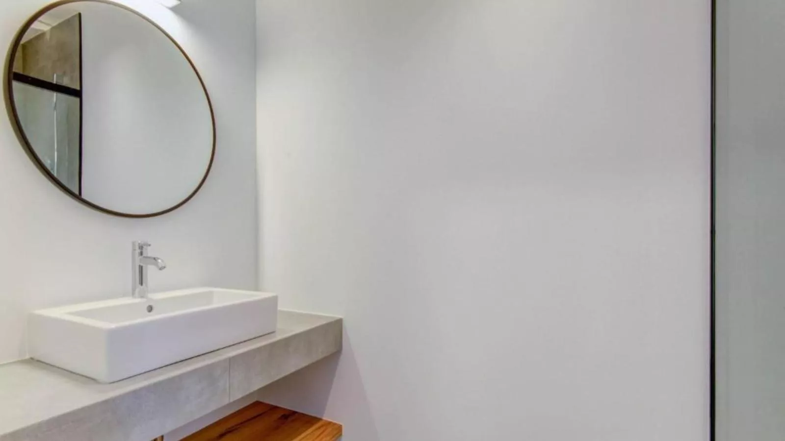 Leni Top 1-Bathroom