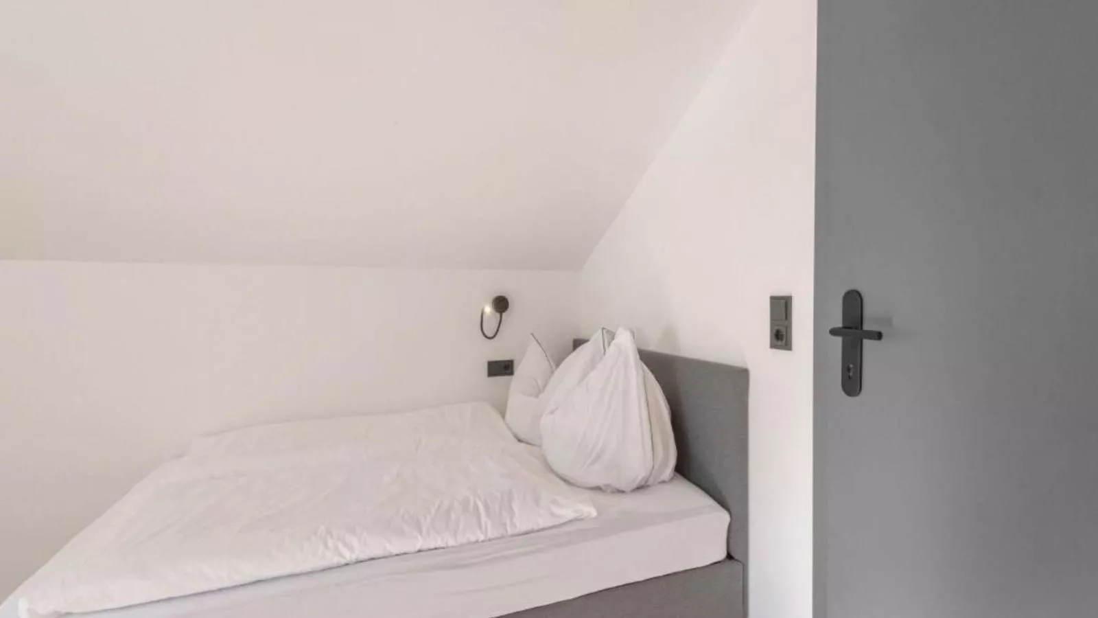 Leni Top 6-Bedroom