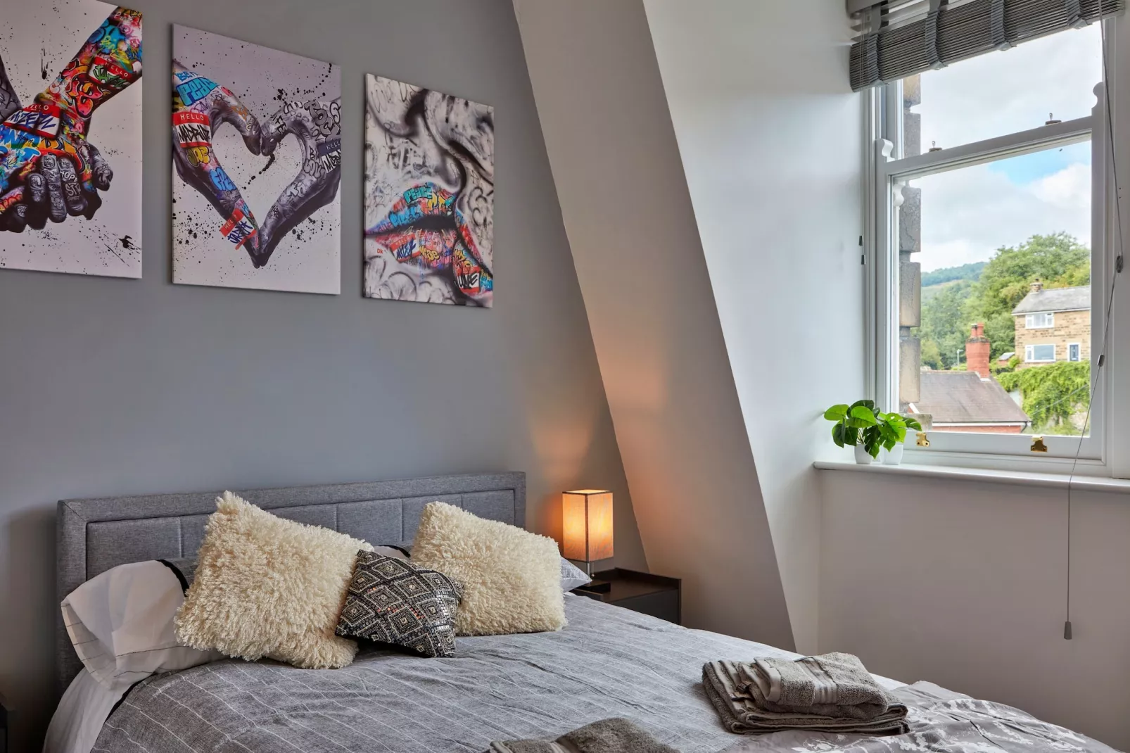 Shaky's Penthouse-Bedroom