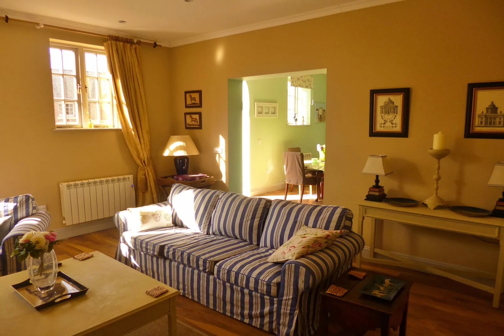 No.2 Meynell Mews-Living room