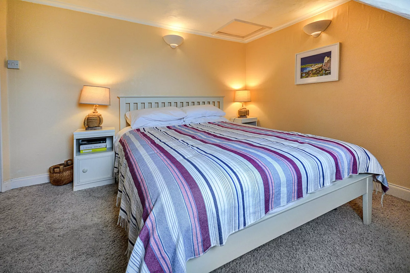 Nor Nour, Cawsand-Chambre