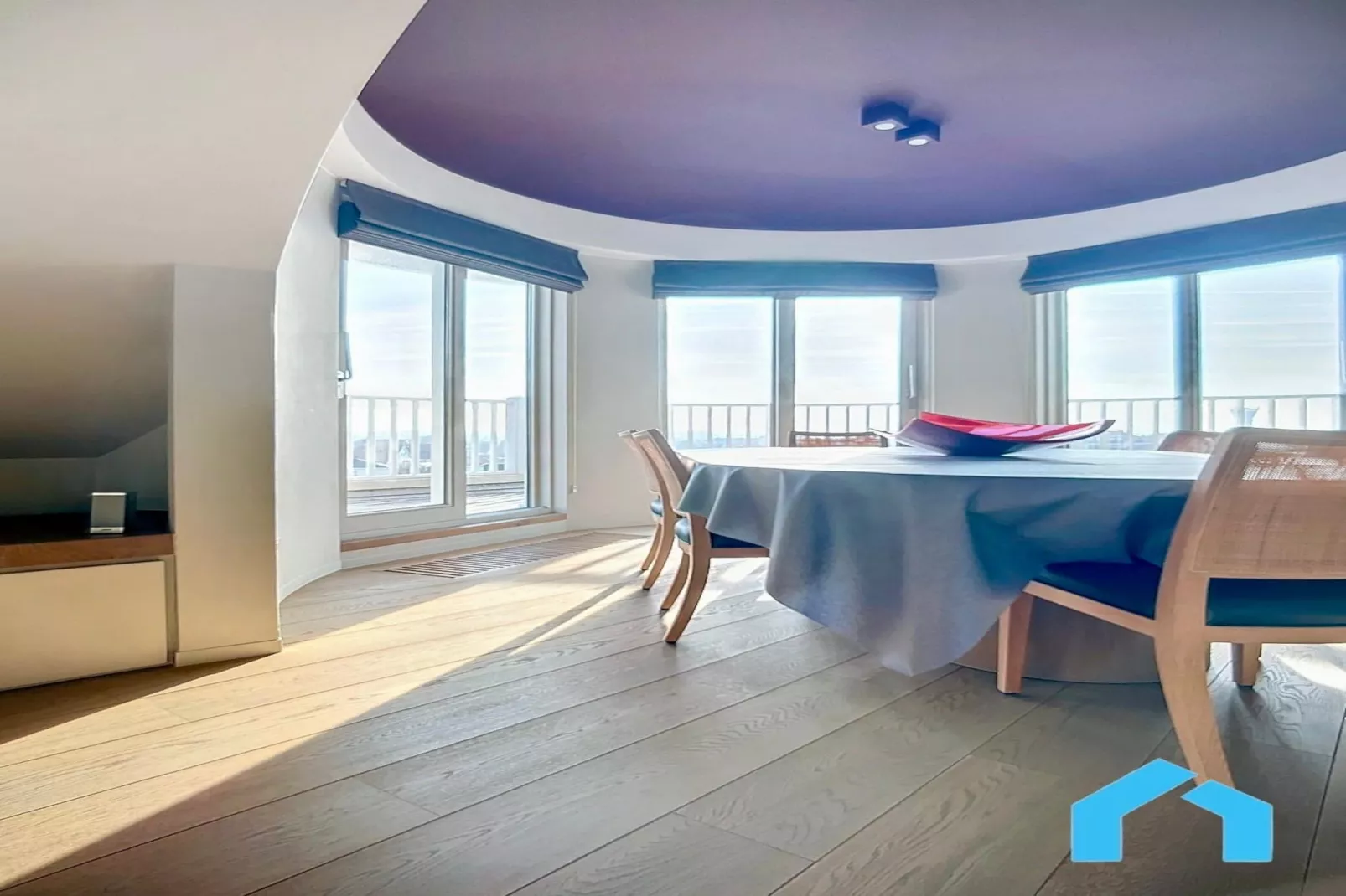 Seals 52-Dining room