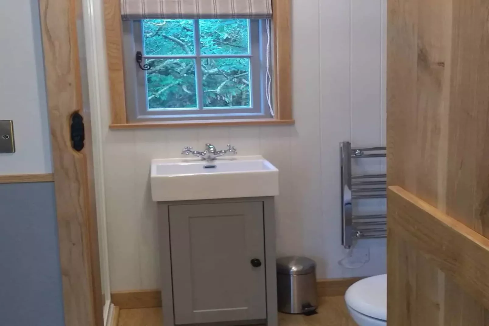 The Bakers Hut-Bathroom