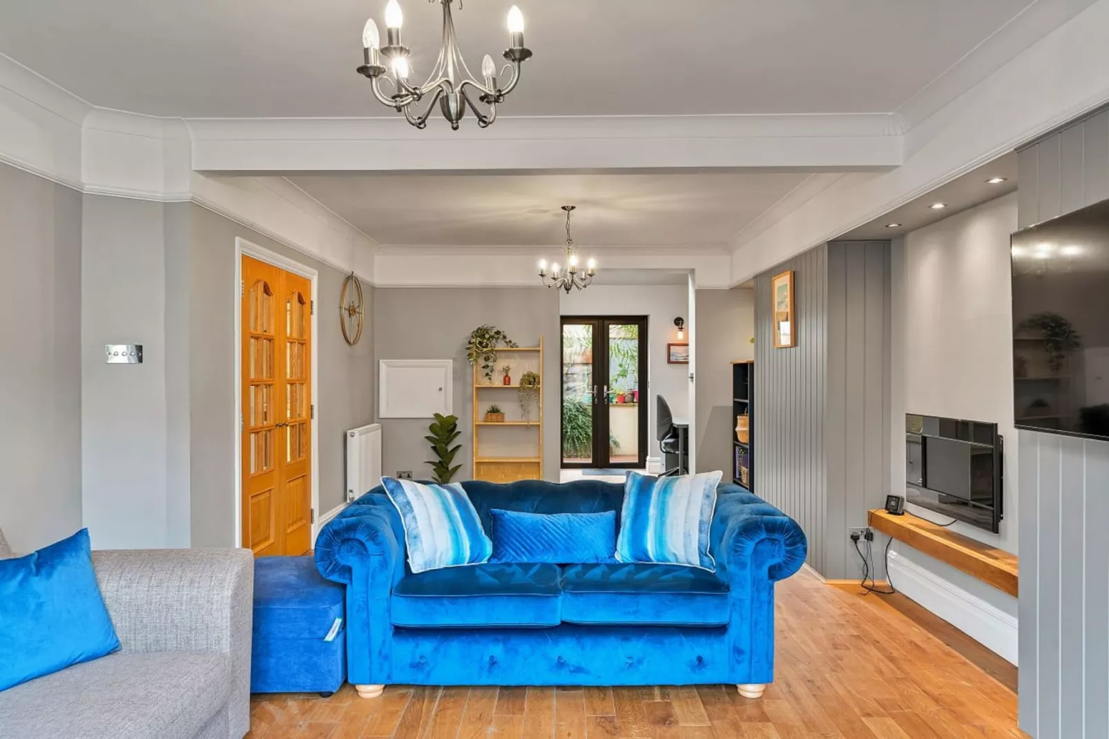 The Lamb Park Lookout-Living room