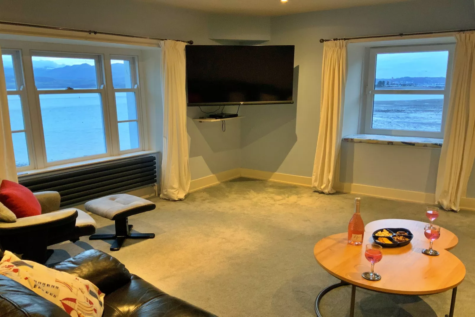 Beau View at Gadlys House-Living room