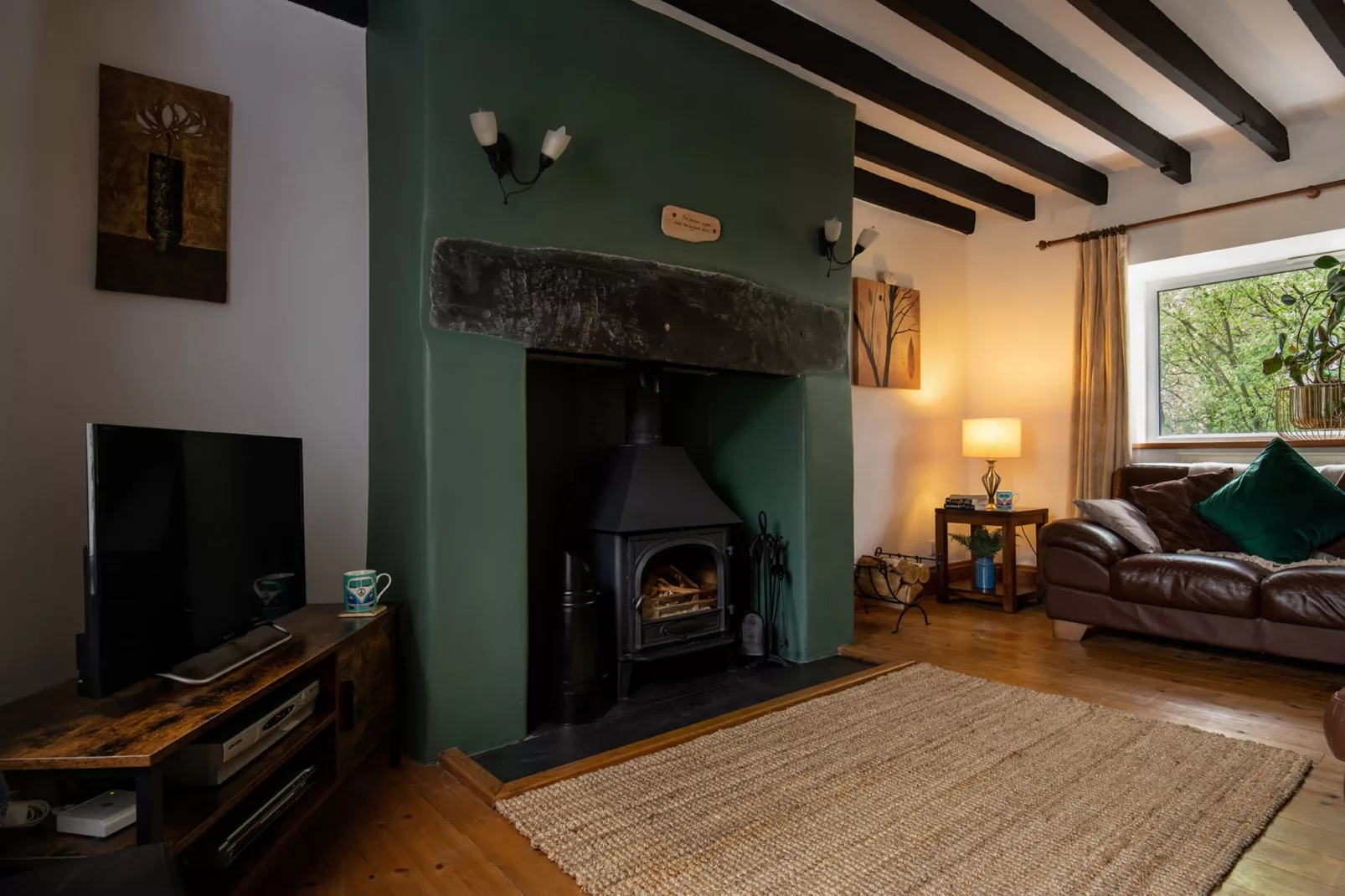 Bron Elan-Living room