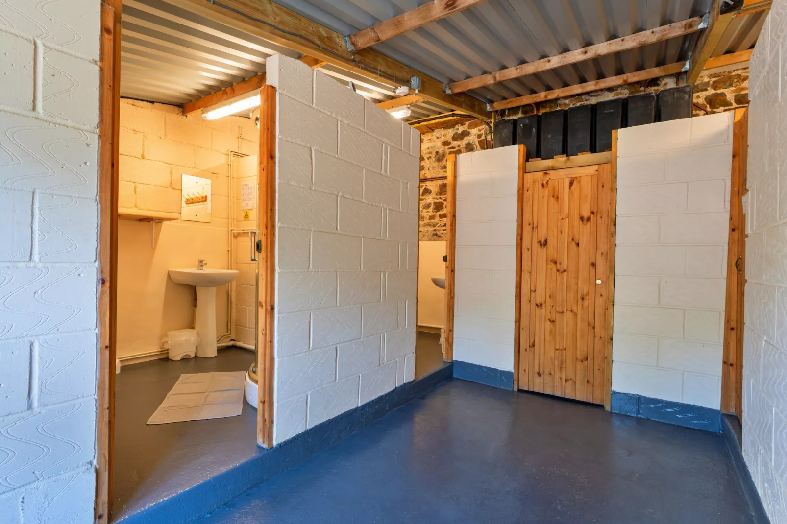 'Dartmoor' Wooden Eco-Lodge-Bathroom