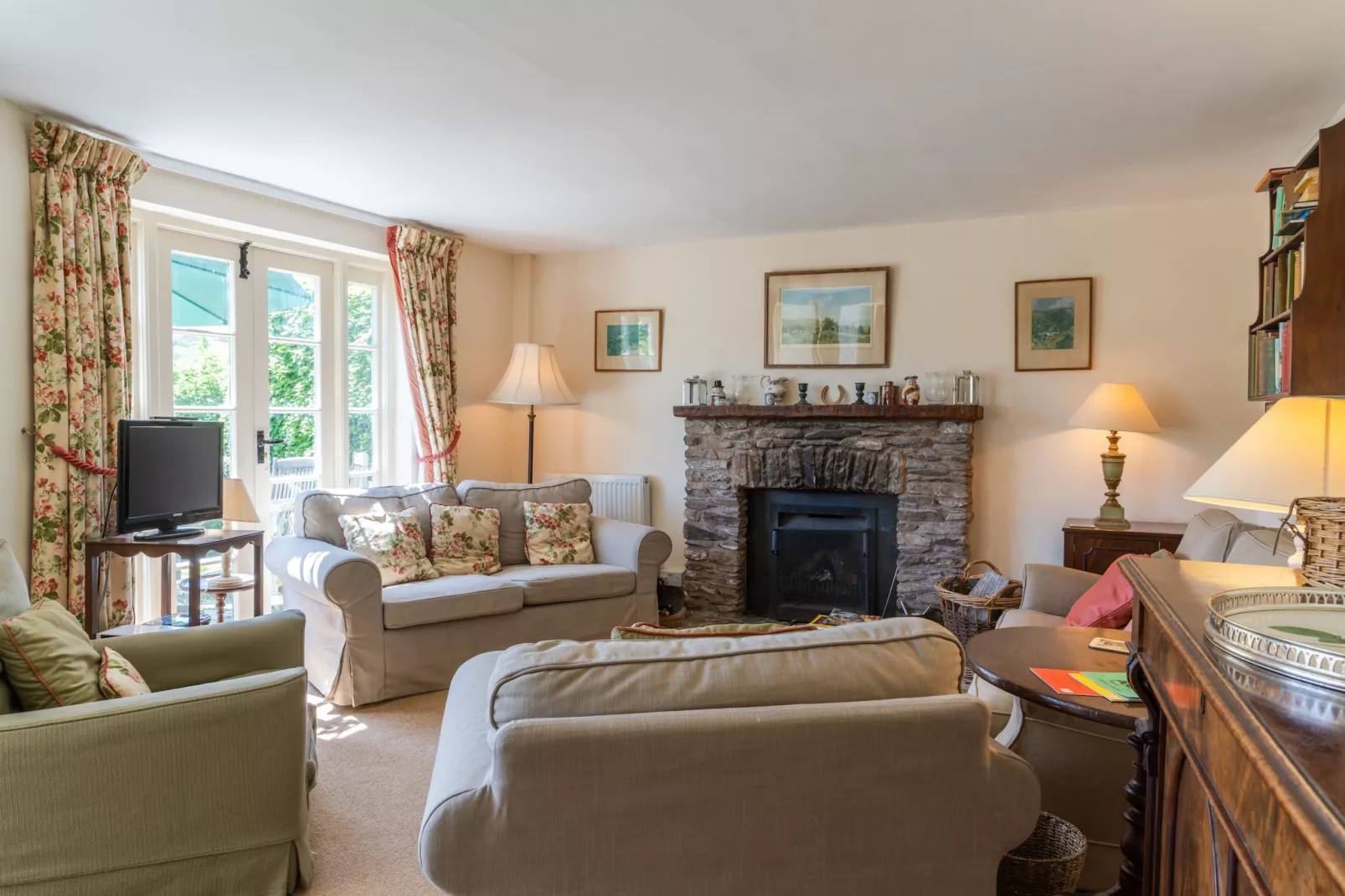 Valley Cottage-Living room