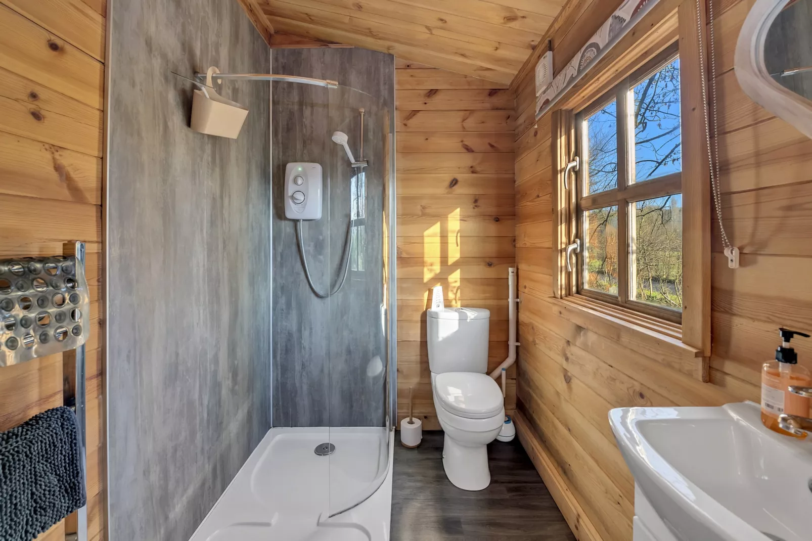 Woodland Lodge-Bathroom