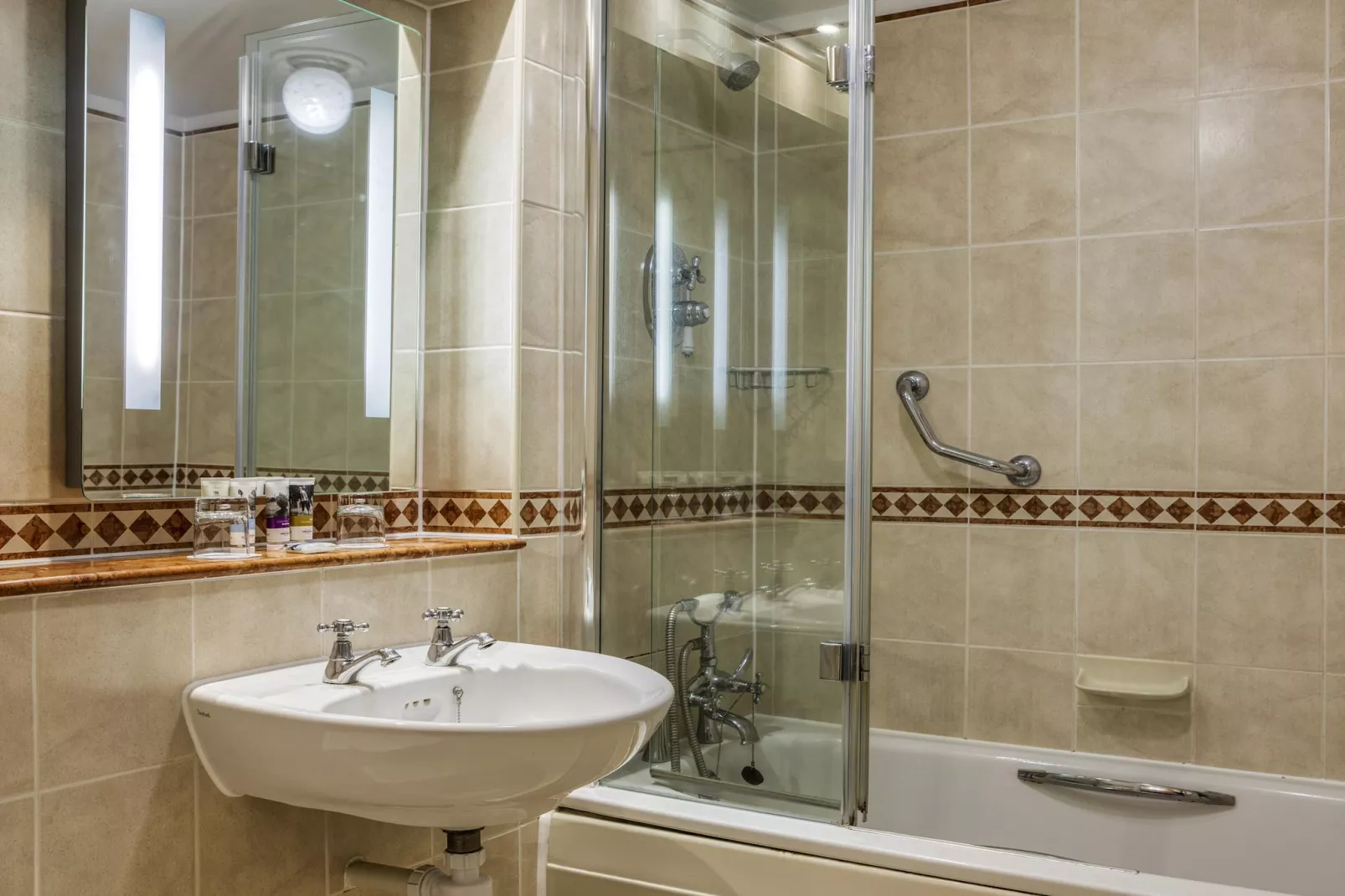 Compact Double Ex Mercure Winchester-Bathroom