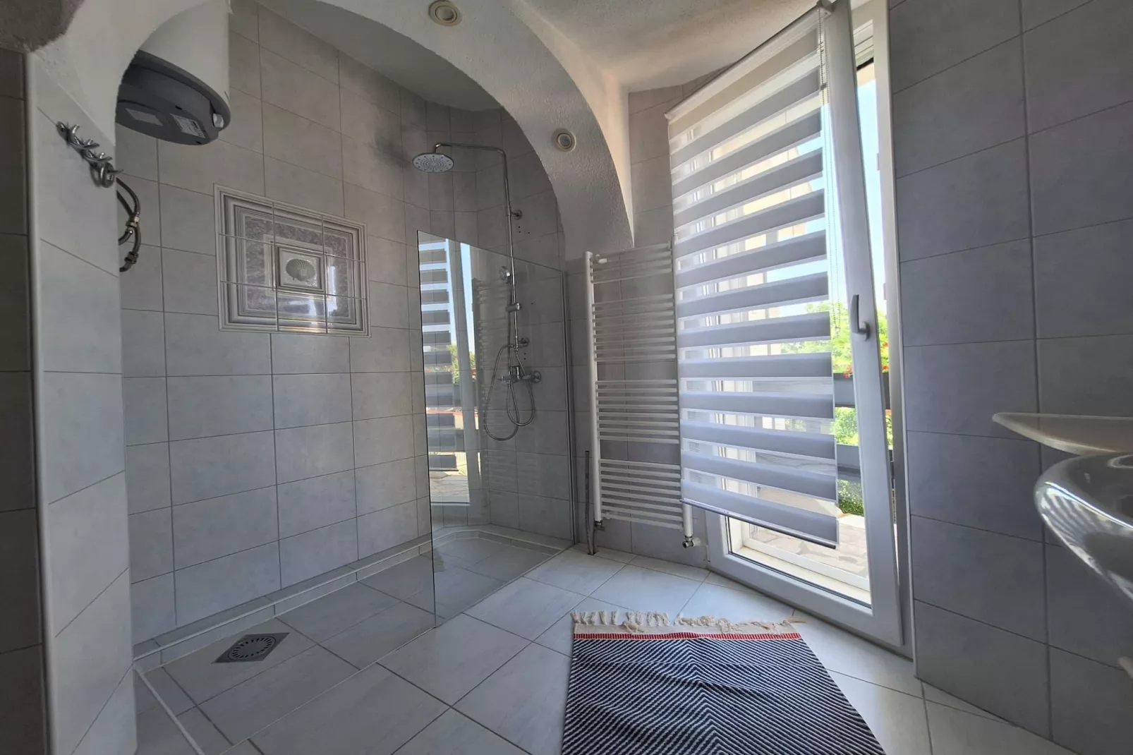Sea View  Apartment Povljana - One Bedroom Apartment with Sea View-Bathroom