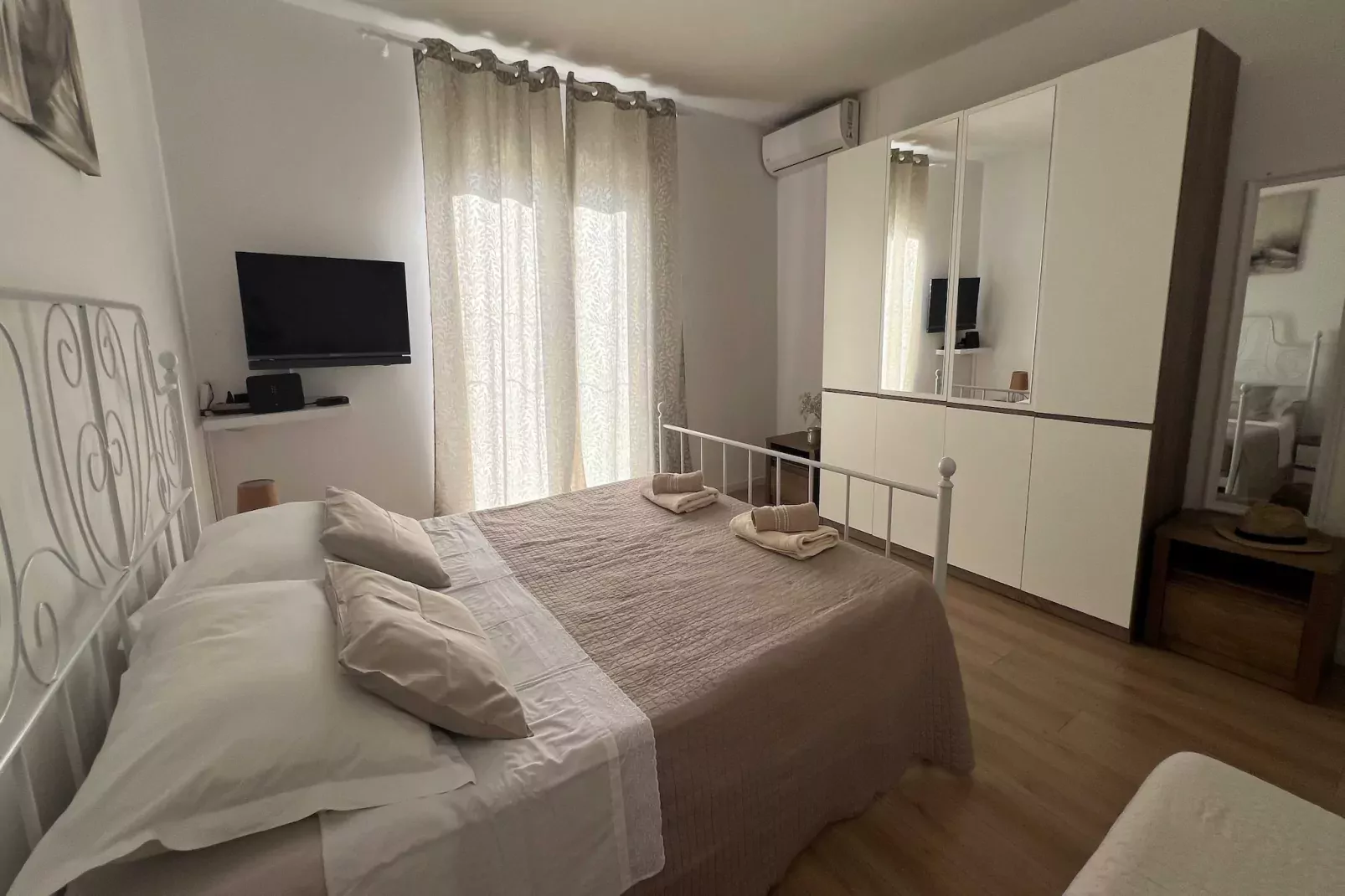 Apartmani Vela Makarska - Two Bedroom Apartment With Balcony-Bedroom