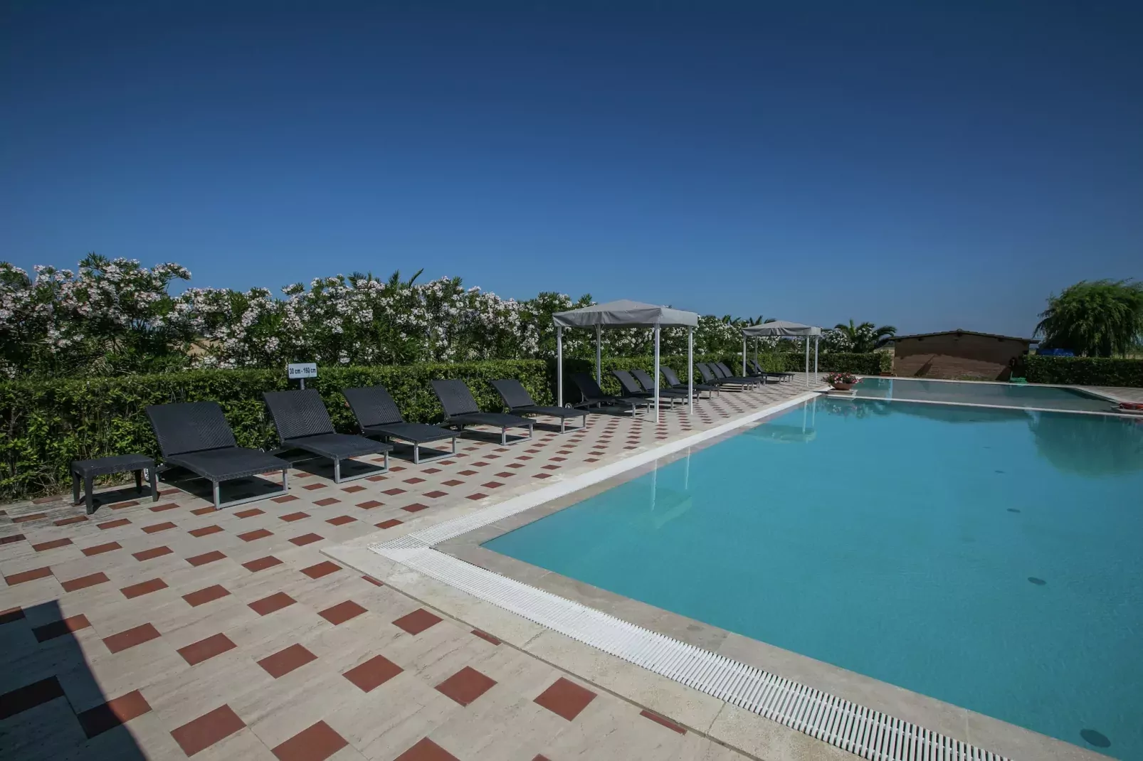 Laurento-Swimming pool