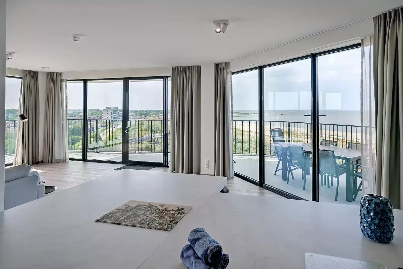 Pharos Sea Wave Panorama 16-Dining room
