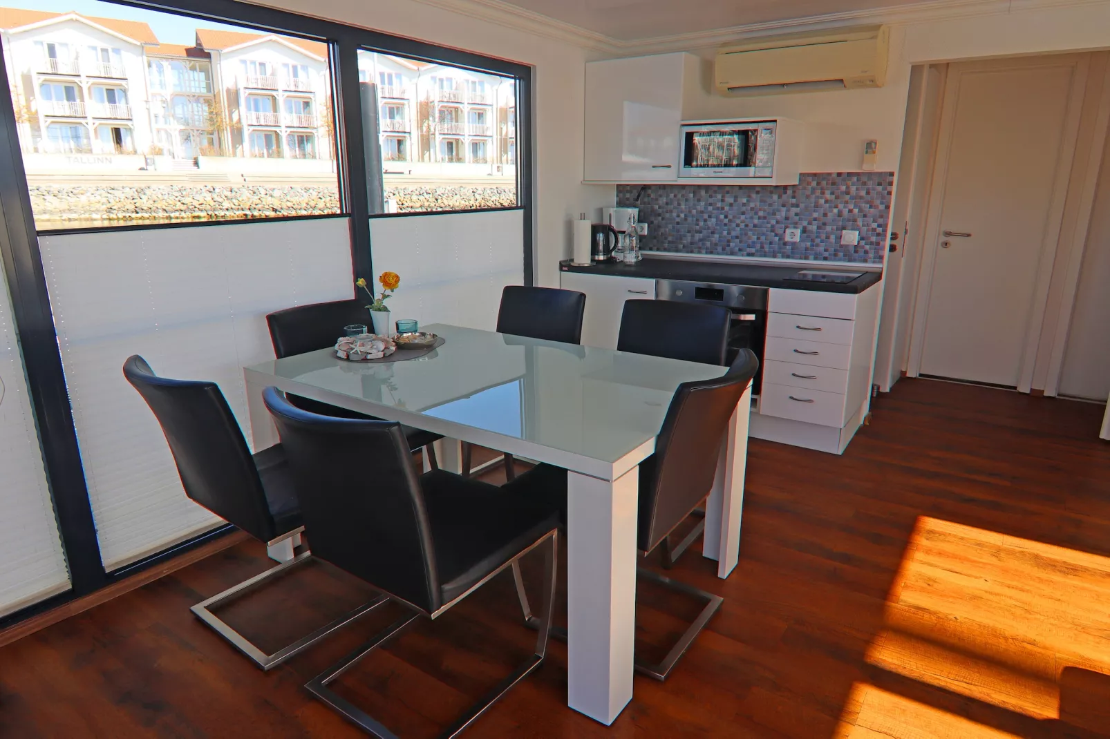 Hausboot Familiy & Friends LP 1 / 3 Personen-Dining room