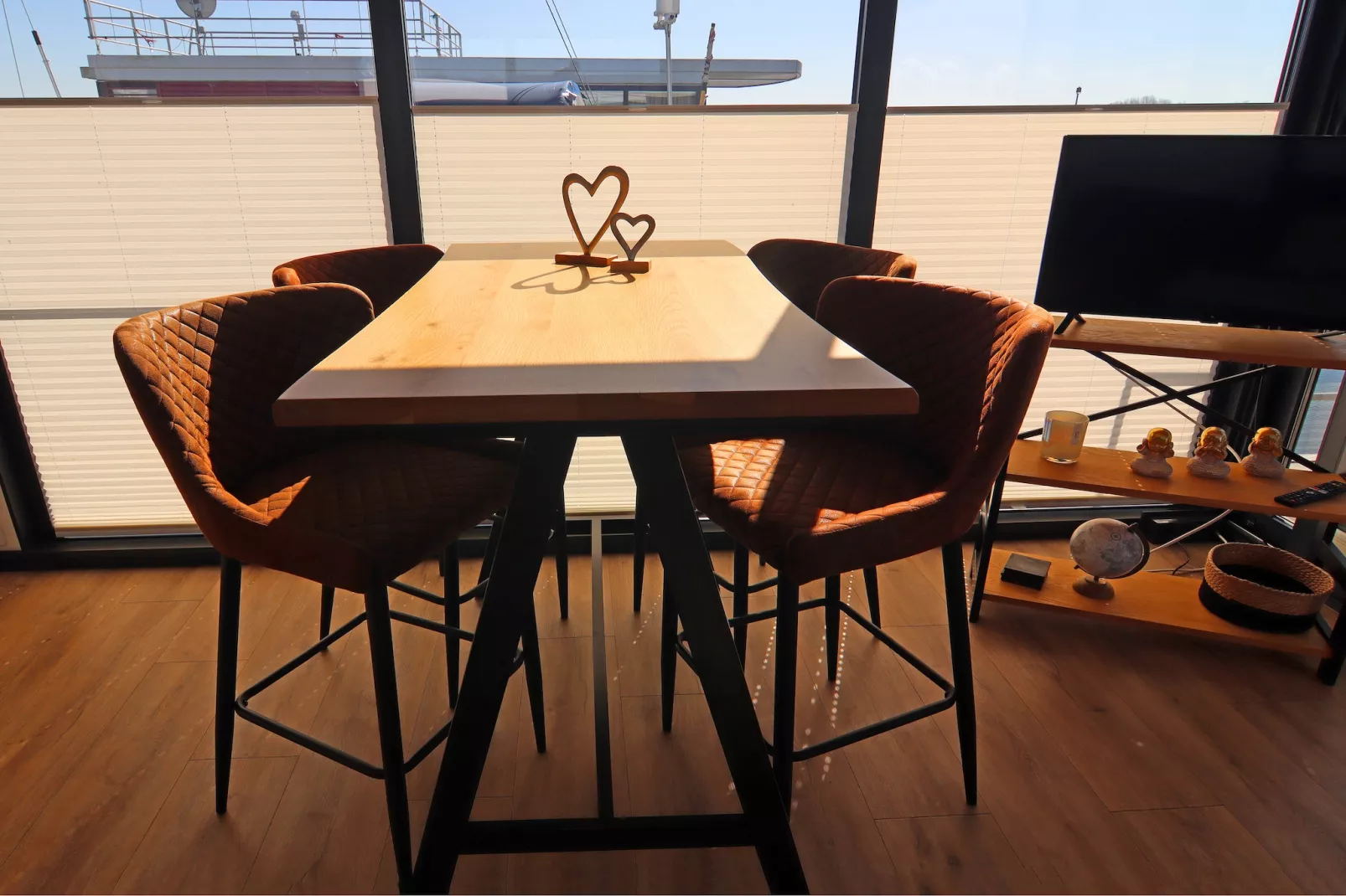 Hausboot Family & Friends mit Hund LP 10 / 1-2 Personen-Dining room
