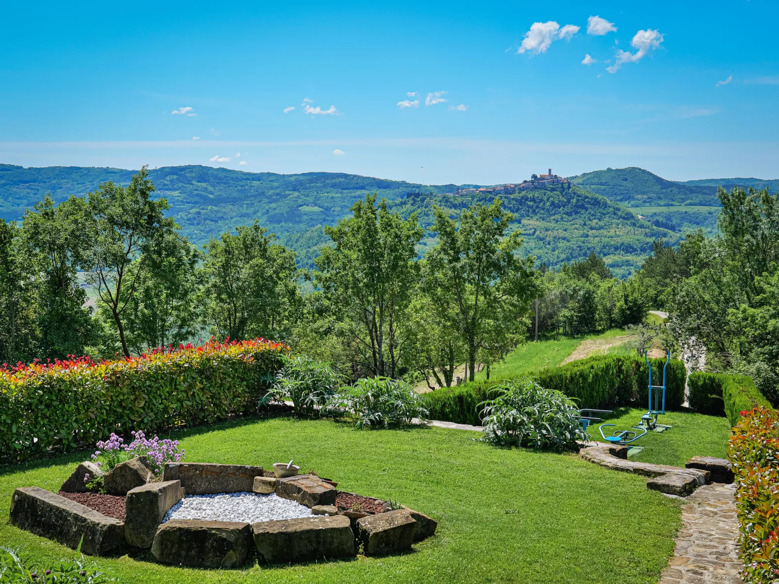 Villa Over the Hilltop-Draußen