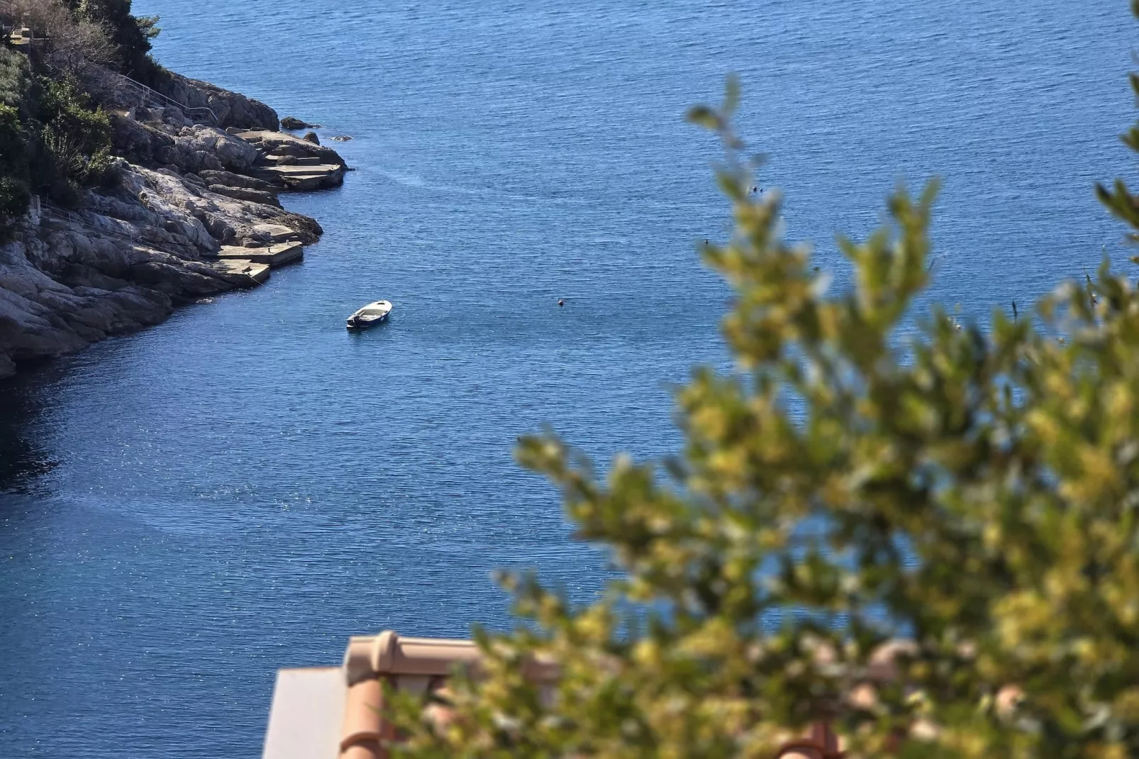Indy's Beach Apartments- Studio Apartment with Patio and Sea View-Atmosphere