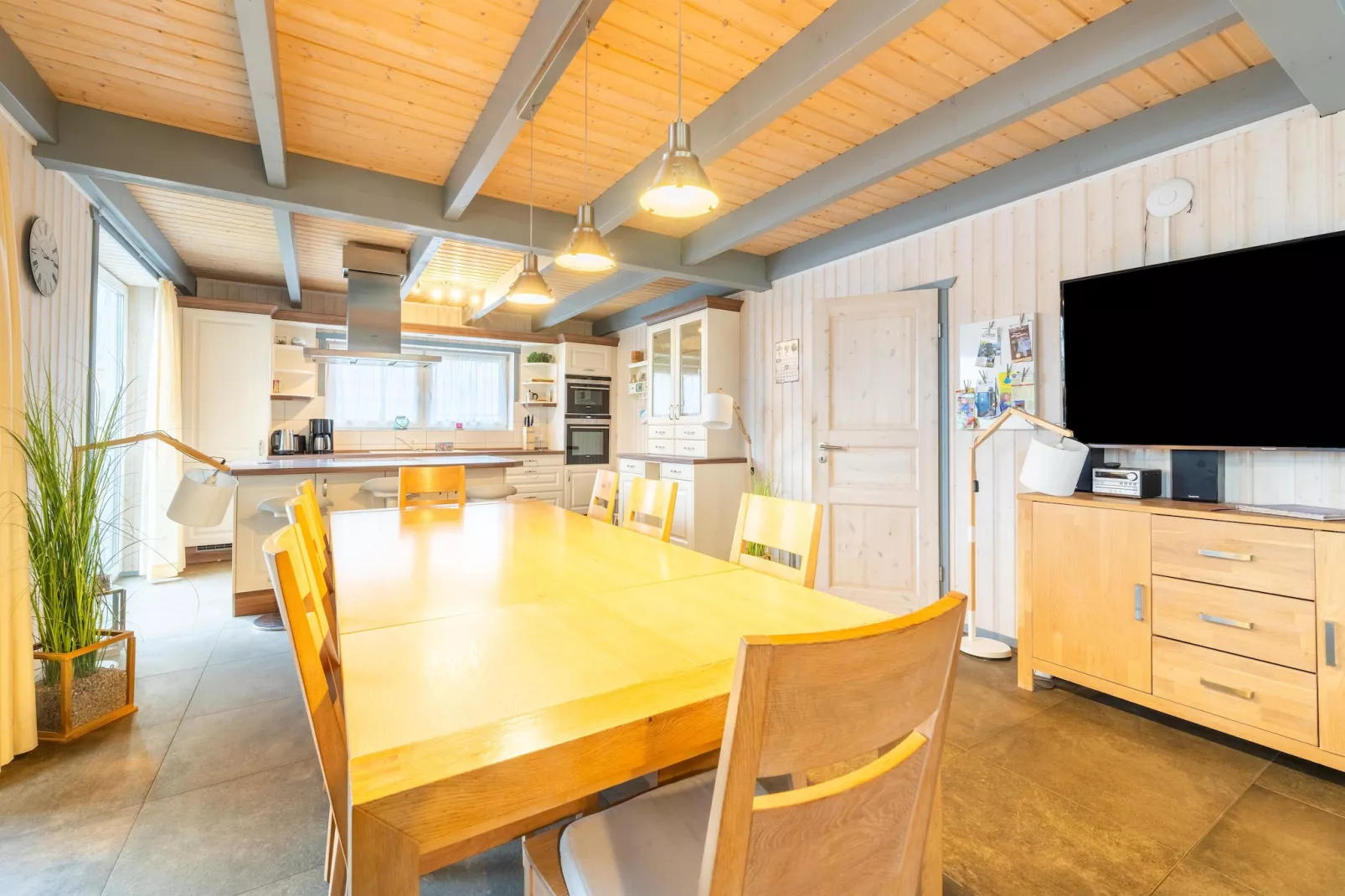 Schwan 290-Dining room
